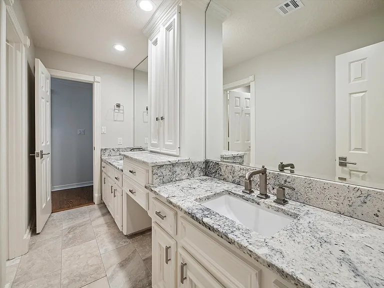 15406 Old Stone Trl — Photo 32