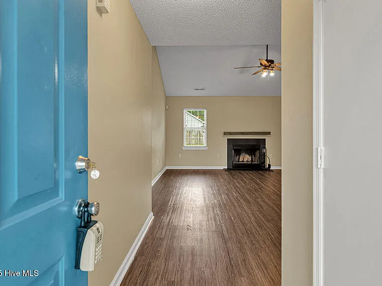 201 Ross Ct — Photo 4