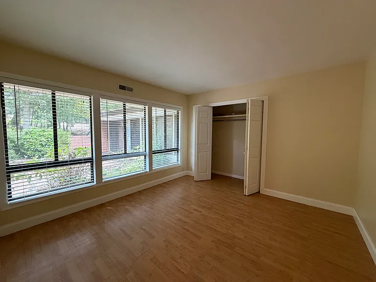 41 Greenside Ln — Photo 4