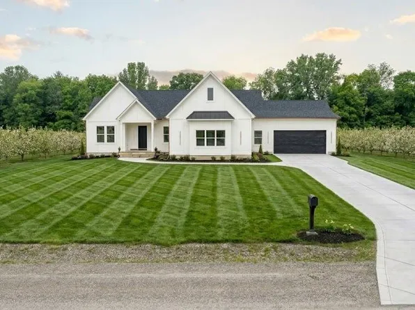 8229 Herrington Ave, Belmont, MI 49306