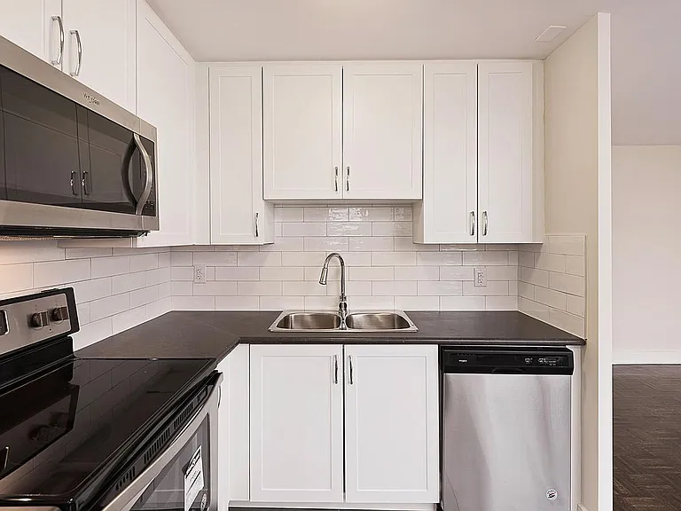 1636 Gerrard St E #301 — Photo 9