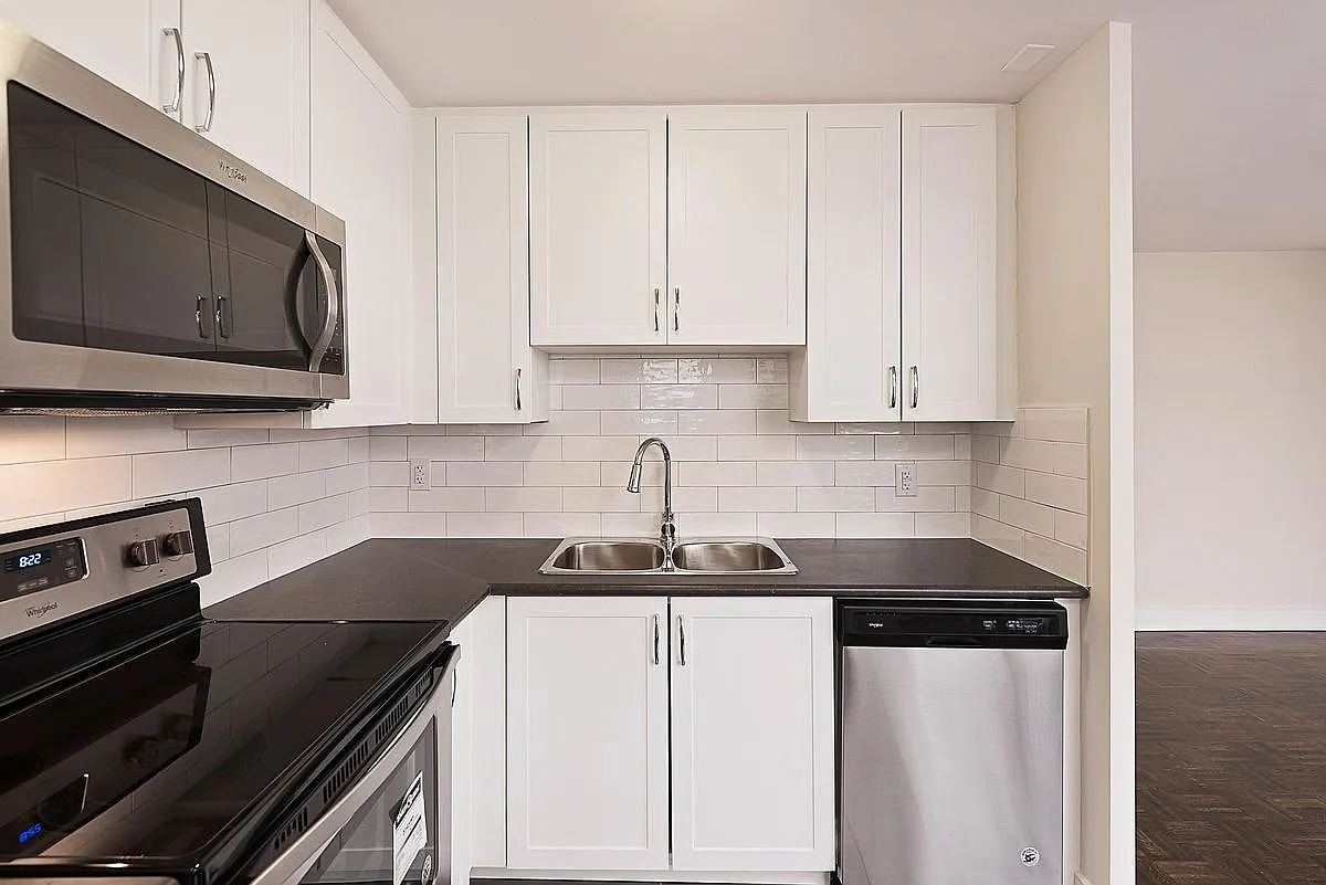 1636 Gerrard St E #501 photo 1