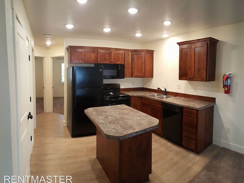 1st image of 888 Everett Pl APT 3