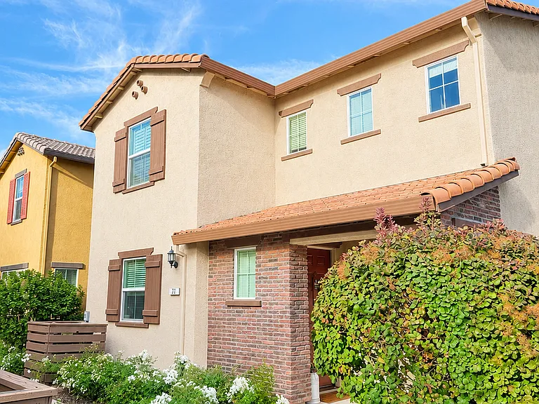 71 Huddlestone Cir — Photo 1