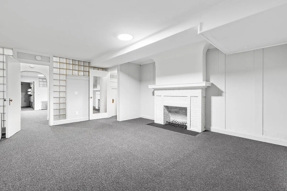 Building Photo - 26 Strathallan Park #B1