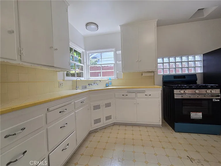 240 Euclid St — Photo 13