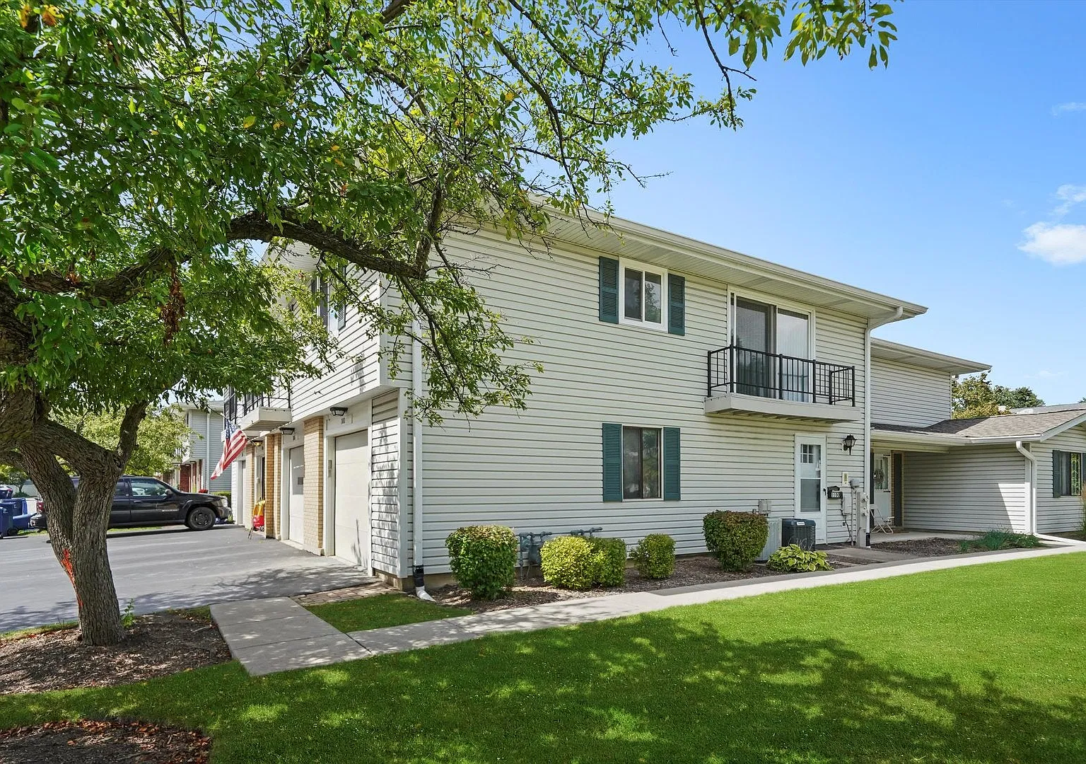 2 bed, 1.0 bath, $2,200 — Photo 2