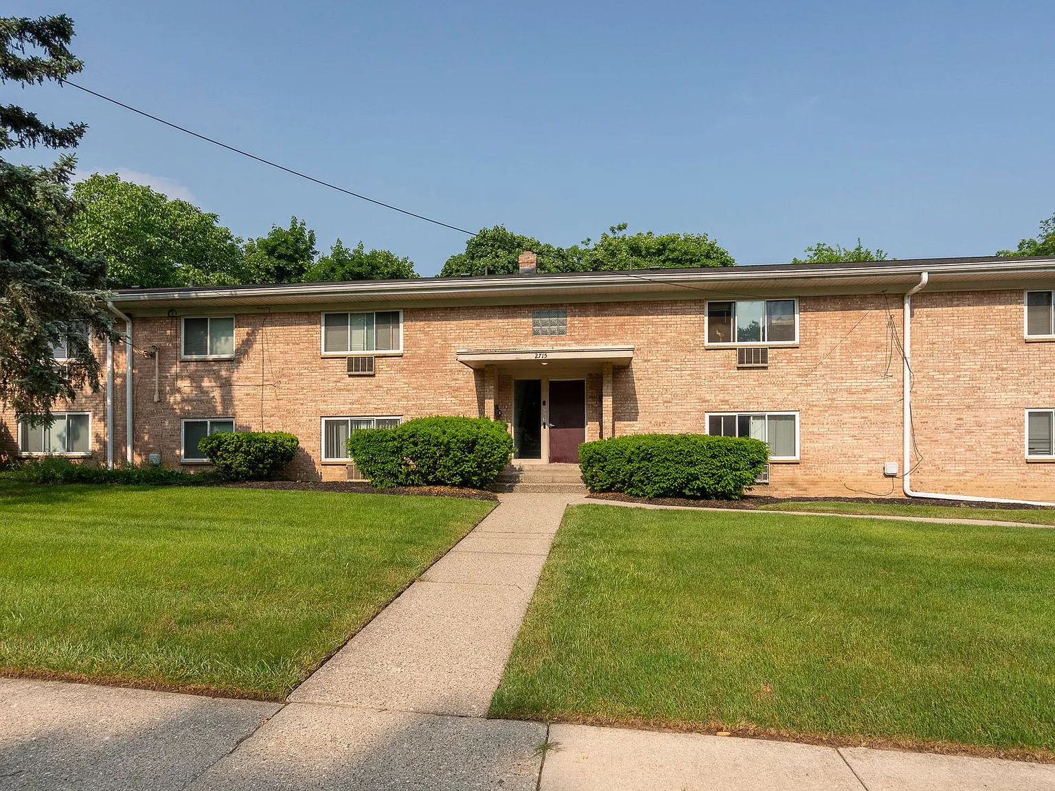 Apartment off 28th and Clyde Park Available — Photo 4