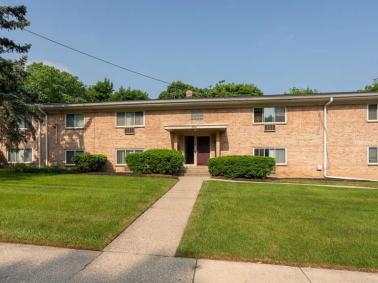 Apartment off 28th and Clyde Park Available — Photo 4