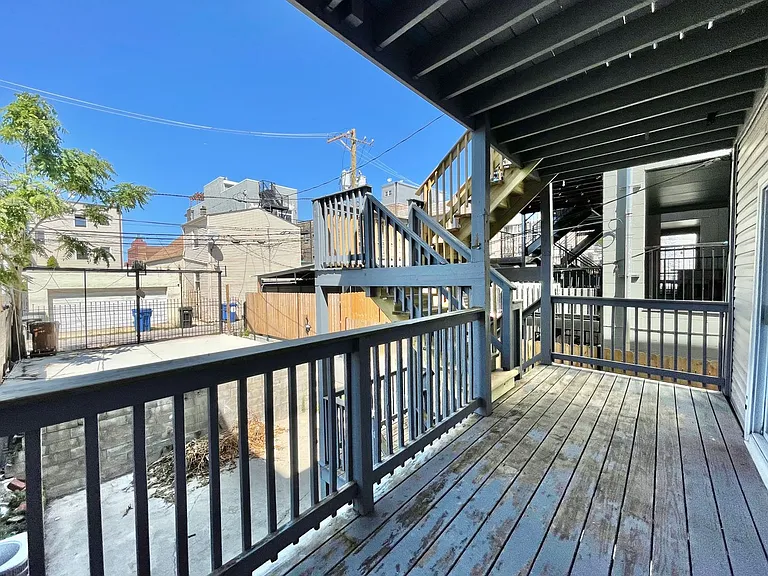 2424 W Iowa St — Photo 12