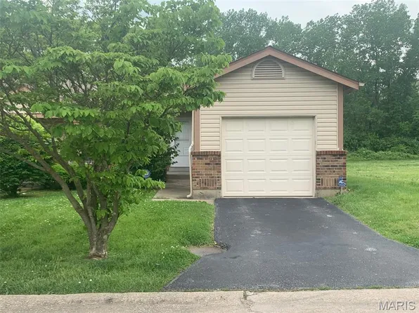 935 Amaral Cir, Saint Louis, MO 63137