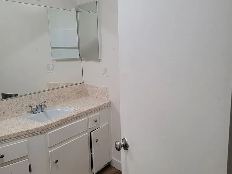 100 - Kimberly Apartments — Photo 7