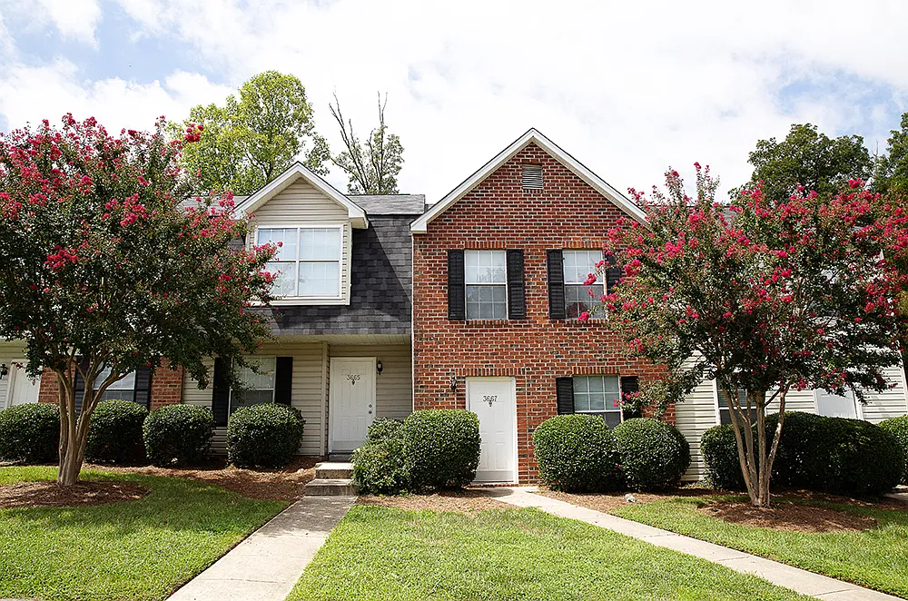 Laurel Bluff Apartments and Townhomes — Photo 1