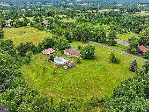 4th image of 2380 Winding Rd