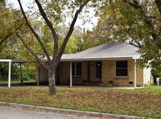 1307 S Walnut St, Brady, TX 76825