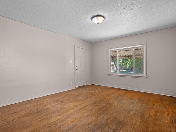 4th image of 324 East Ln