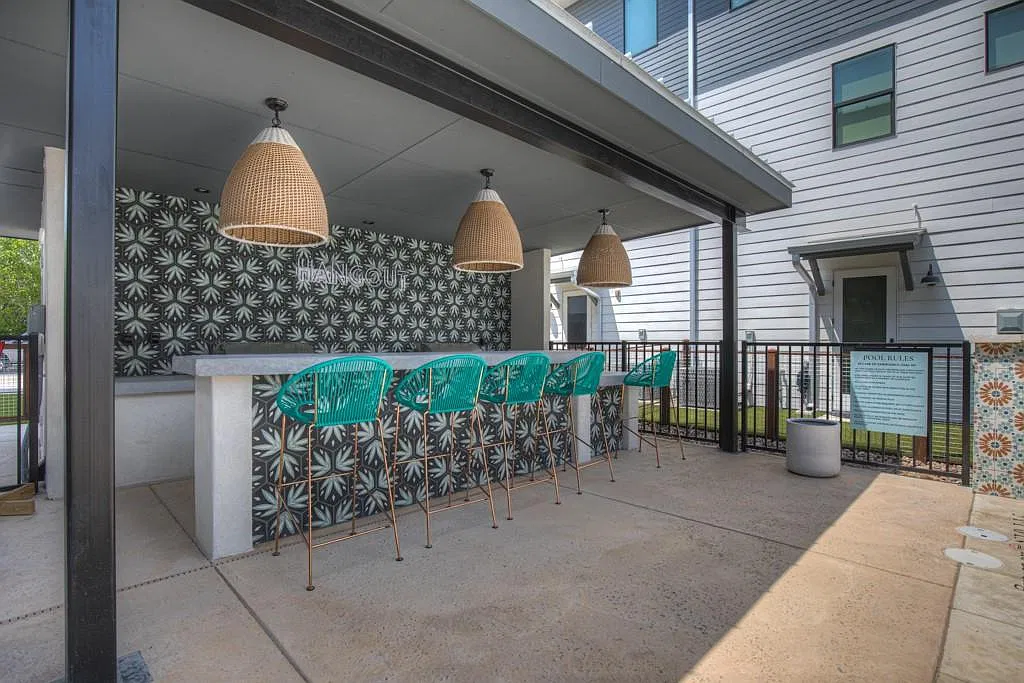 1 bed, 1.0 bath, 688 sqft, $1,200 — Photo 2