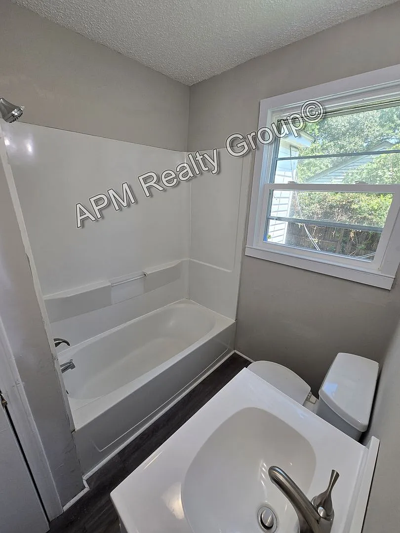 Renovated house near Columbia International University — Photo 4