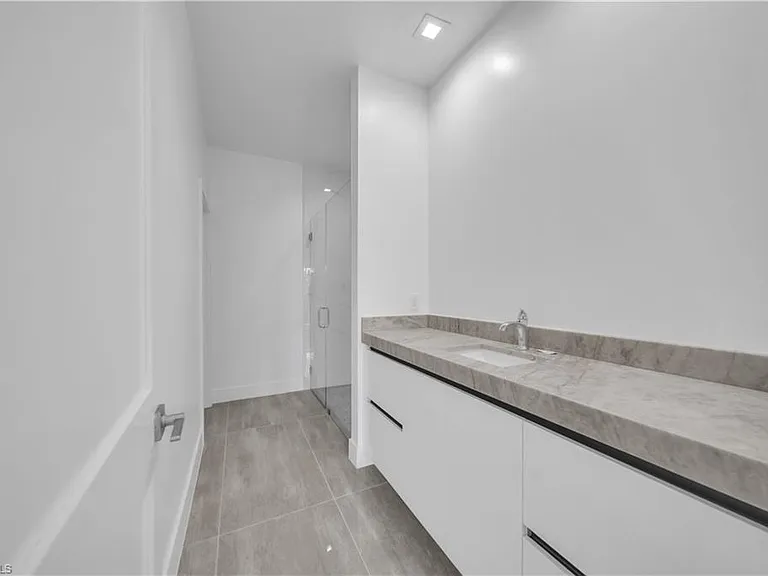 1142 Dutchess St E — Photo 13