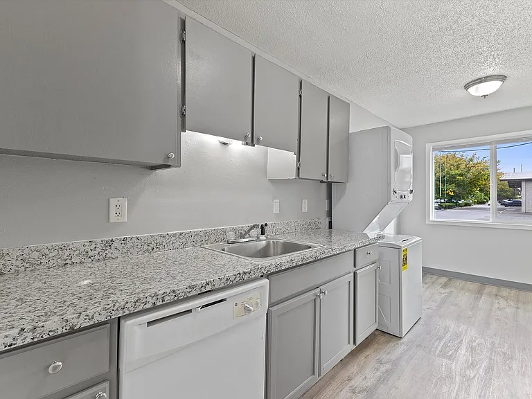 Executive East — Photo 35