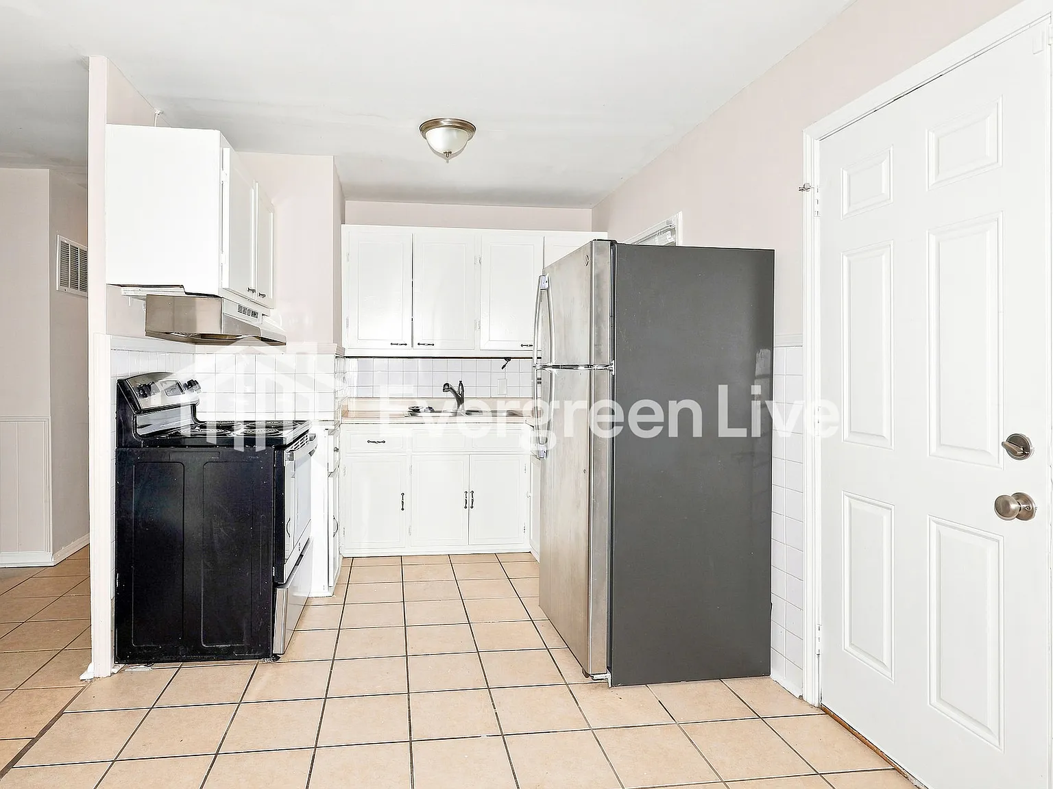 3 bed, 1.0 bath, 888 sqft, $1,295 — Photo 3