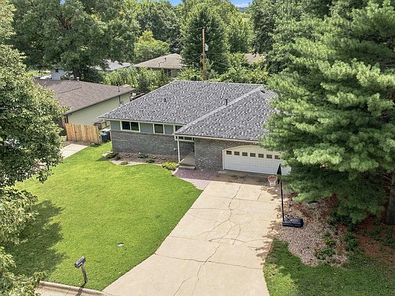 2nd image of 3221 Park Cir