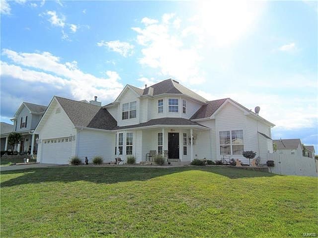 Beautiful 1.5 story home! 2 yr old roof!