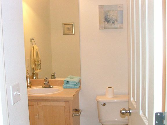 dwn strs 1/2 bath