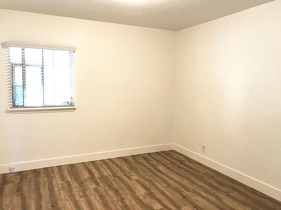 5th image of 1544 E Logan Ave
