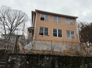 4 Maxwell Ct, Worcester, MA 01607