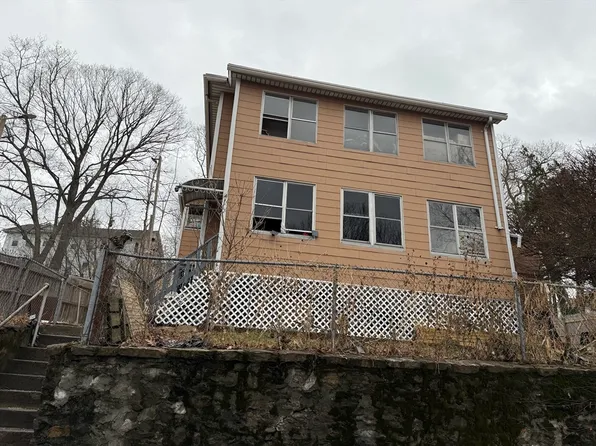 4 Maxwell Ct, Worcester, MA 01607