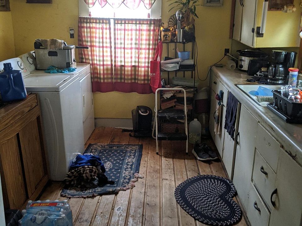 2nd image of 303/305 N Ash St