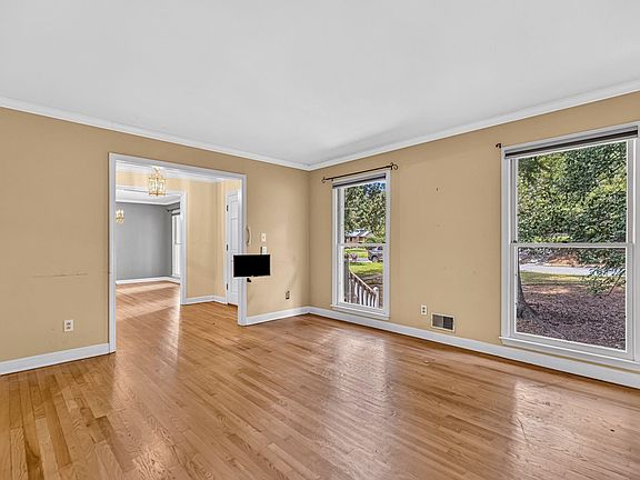 5th image of 204 Fernbrook Cir