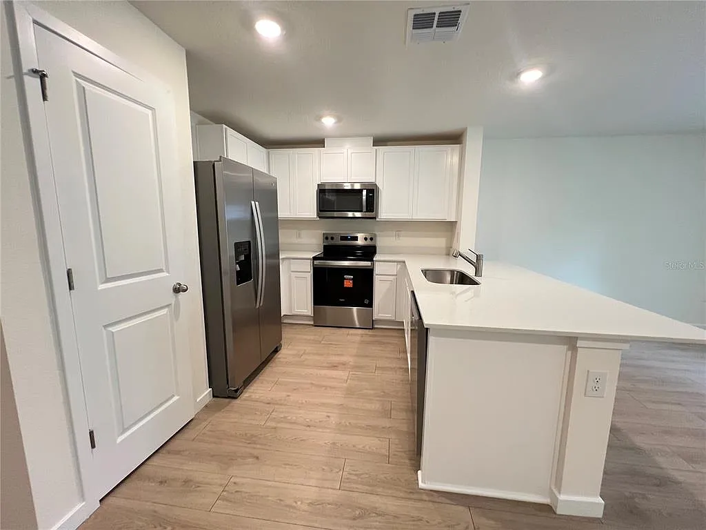 3 bed, 2.5 bath, 1464 sqft, $2,100 — Photo 4