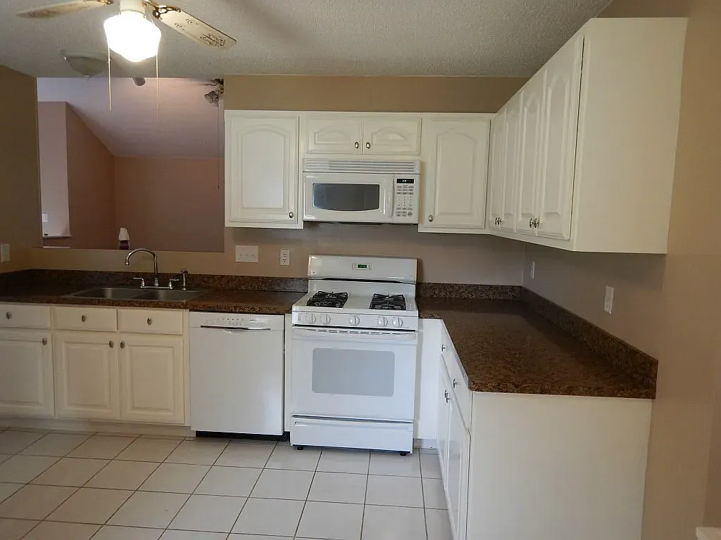 3 bed, 1571 sqft, $2,200 — Photo 4