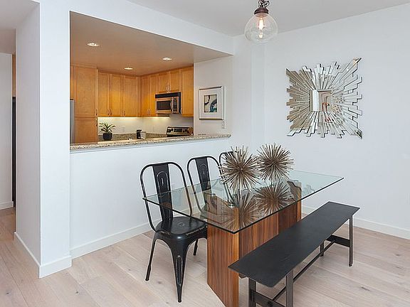 4th image of 260 King St Unit 1115