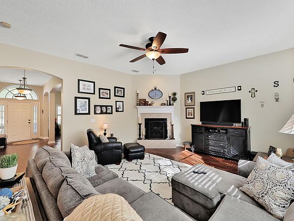 5th image of 2209 W Clovelly Ln