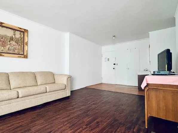 43-10 Kissena Boulevard image 3 of 18