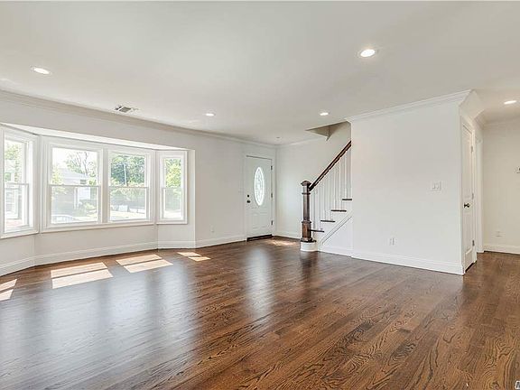 3rd image of 2 Birchwood Park Dr