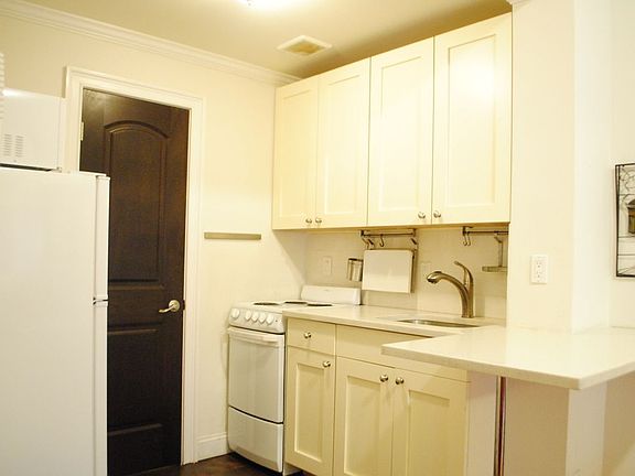 5th image of 252 W 47th St APT 17