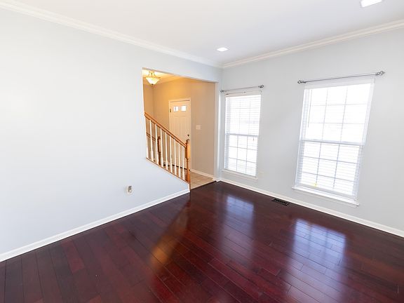 5th image of 8 Thornhill Dr