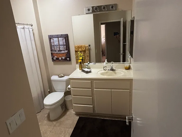 2nd bathroom with shower/tub