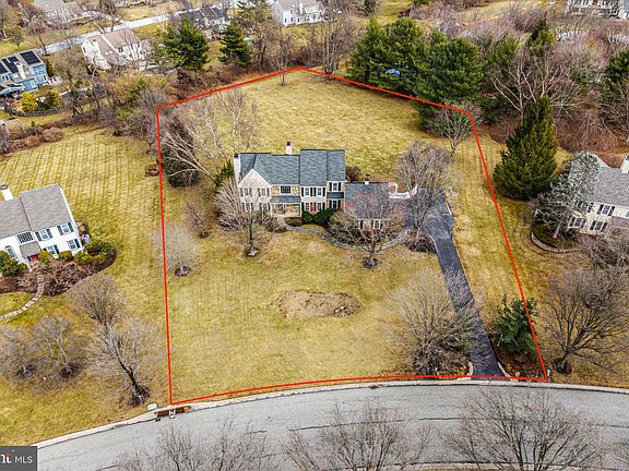 4th image of 365 Country Ln