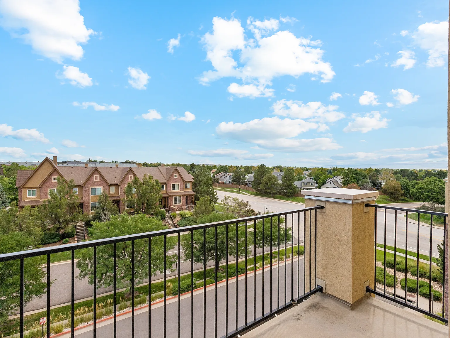 2 bed, 1000 sqft, $1,999 — Photo 2