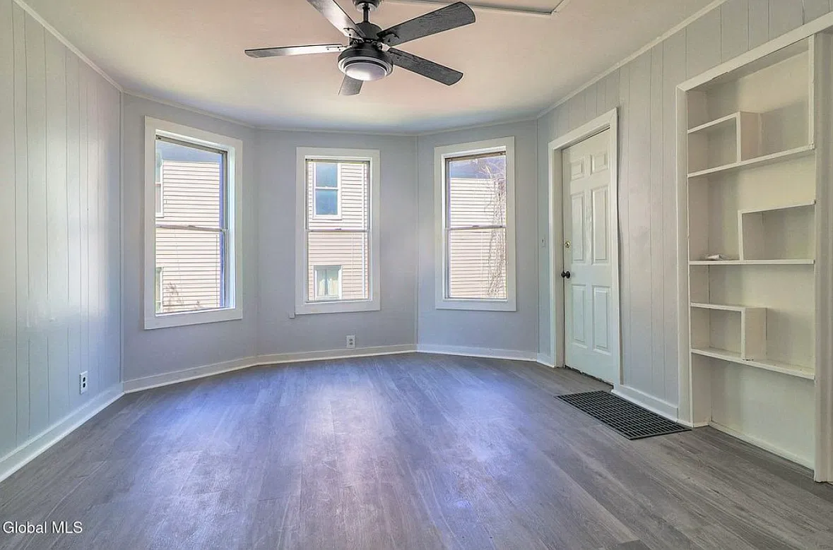 2 bed, 950 sqft, $1,400 — Photo 2