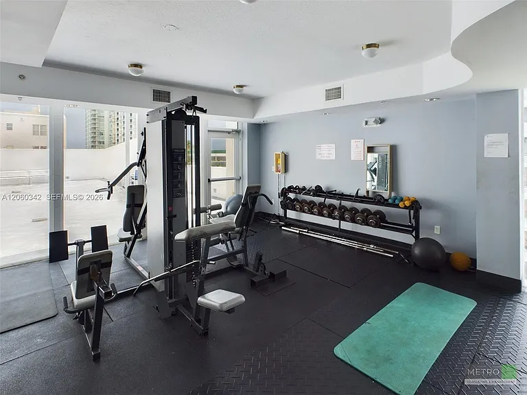 425 NE 30th St #202 — Photo 13