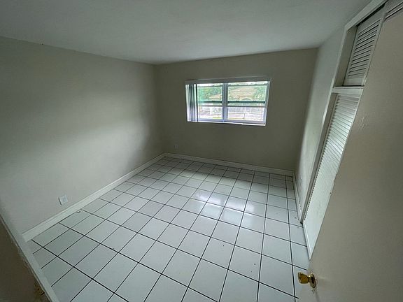 3rd image of 17001 NE 9th Ave APT 14B
