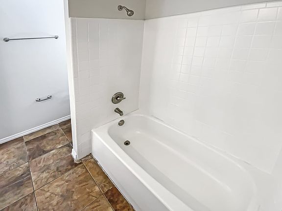 5th image of 4000 Quenita Dr #2