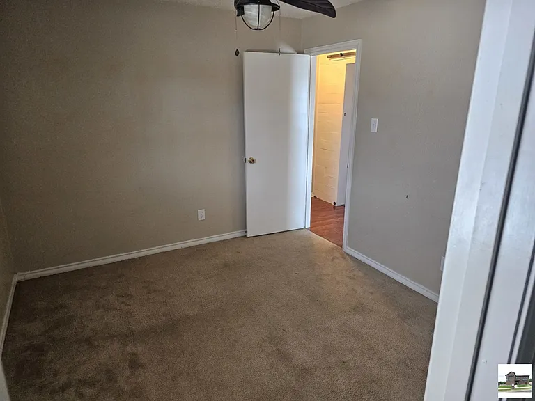 211 E Hogan Dr — Photo 23