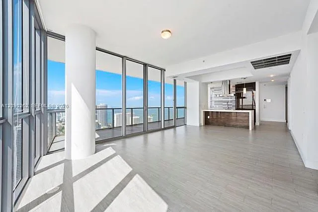 Marquis Condo — Photo 4